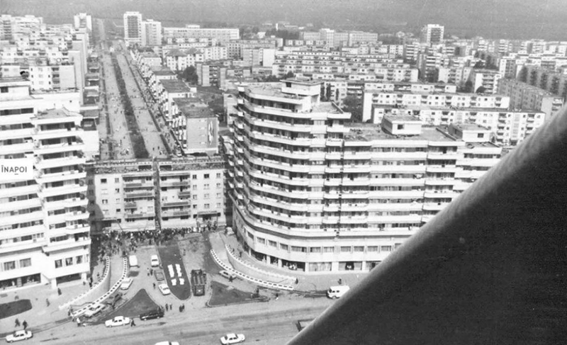 Illustration for article titled Cómo un pueblo de Rumania logró mover un edificio de 7 mil toneladas a la acera de enfrente en 5 horas